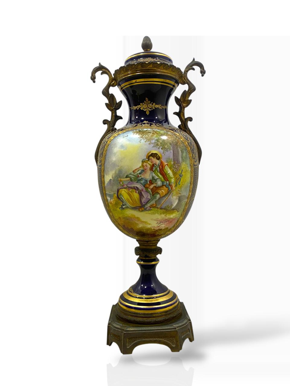 Rare 18th-Century French Sèvres Potiche with Lid – Hand-Painted & Gilded
