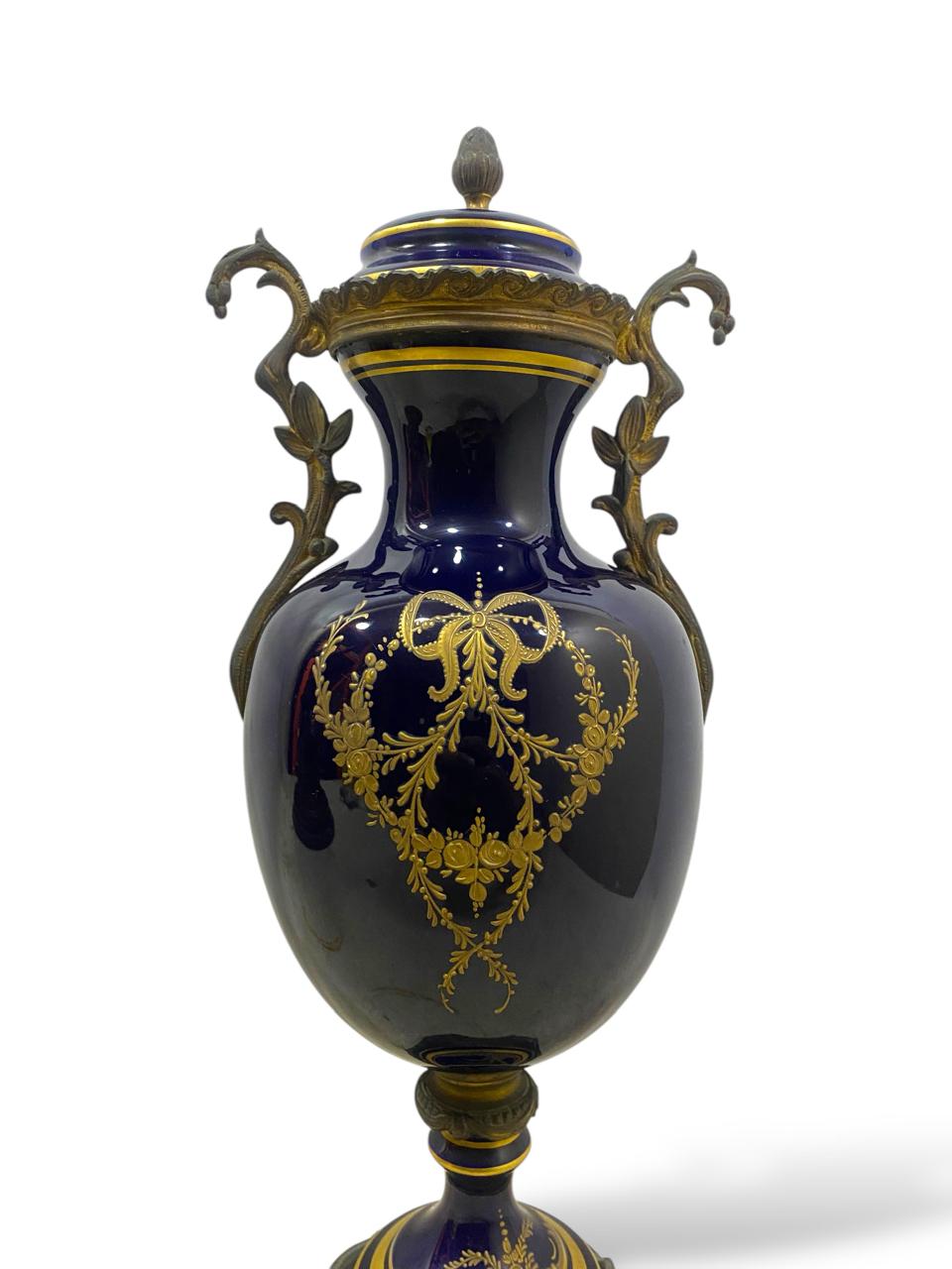 Rare 18th-Century French Sèvres Potiche with Lid – Hand-Painted & Gilded