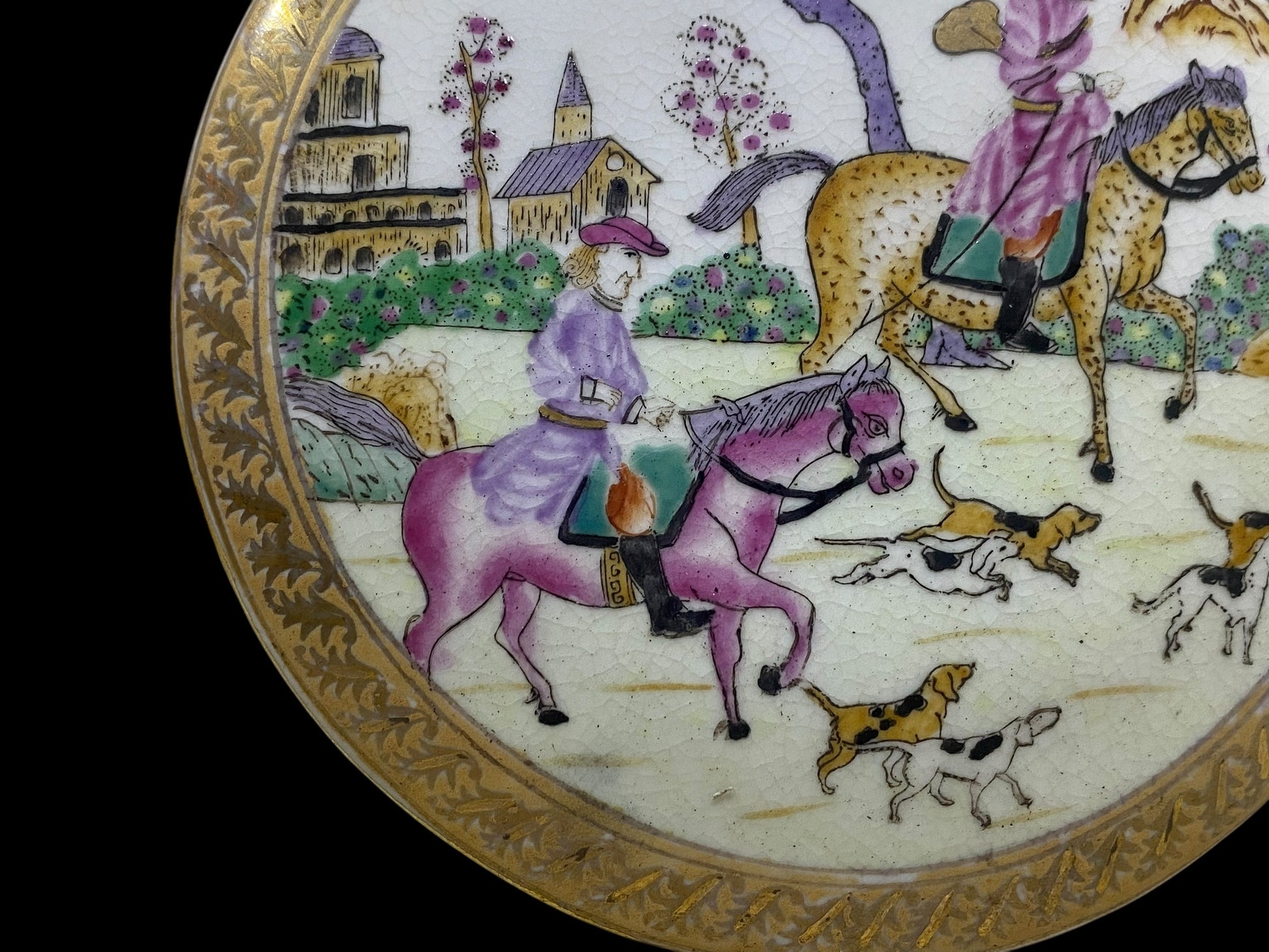 Antique Chinese Porcelain Lidded Bonbonnière – Hand-Painted Hunting Scene with Gold Detailing
